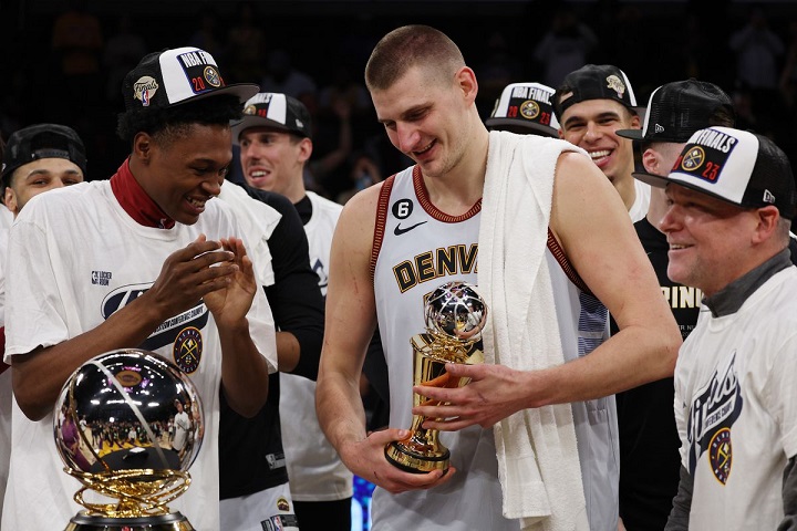 Nikola Jokić espera a su compañero de equipo All-NBA de ocho años